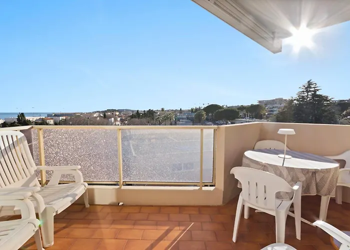 公寓 The Rooftop - Jacuzzi - Sea - 180 Terrace - Parking 昂蒂布