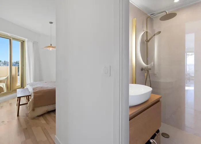 公寓 The Rooftop - Jacuzzi - Sea - 180 Terrace - Parking 昂蒂布